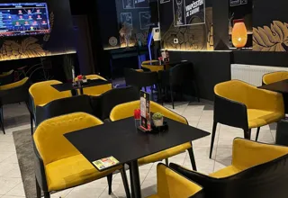Žute fotelje i stolovi u Vrapčesteru