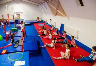 Strunjače i gimnastičke sprave u dvorani u Prečkom