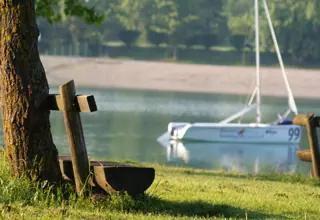 Čamac uz obalu Jaruna