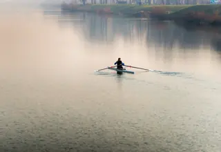 Veslač na mirnoj vodi Jaruna