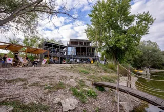 Restoran Jezero uz obalu jezera Rakitje