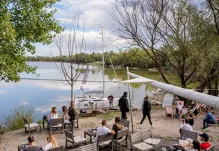 Stolovi na otvorenom uz jezero