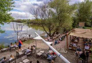 Pogled na terasu i obalu u Rakitju