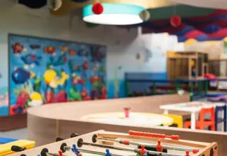 Stolni nogomet i stol za igru u Kid’s Jungle Westu