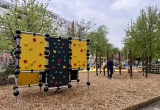 Žuta stijena za penjanje u novom parku