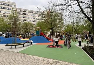 Plava sprava za igru na zelenoj podlozi