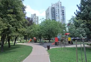 Pješački put prema dječjem igralištu u Gajnicama