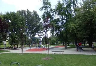 Igralište okruženo stablima u Parku 101. brigade