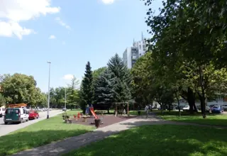 Sprave i klupe uz travnjak u Parku 101. brigade