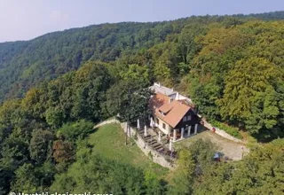 Planinarski dom Glavica okružen šumom