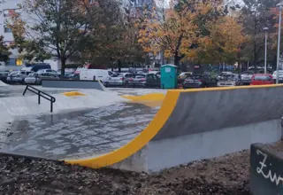 Betonske rampe sa žutim rubovima u Skate parku Špansko